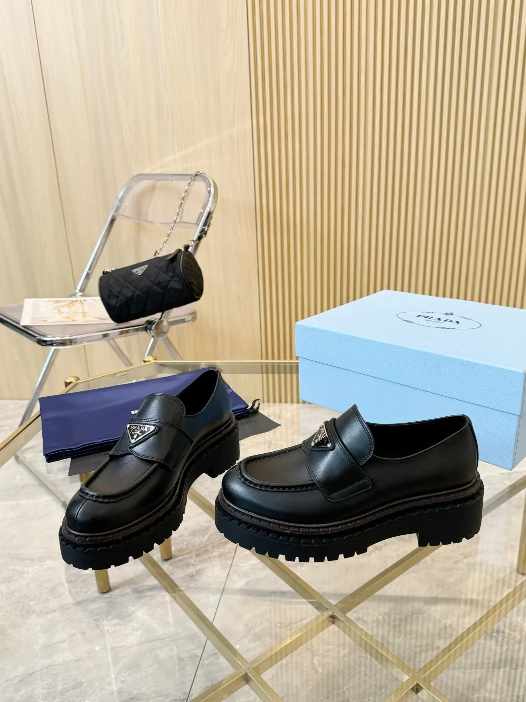 👟👟Ex-factory price 520👟👟 Prada/PRADA | 2024 ①No glue ②No odor ③Wireless head + full set of packaging ♺Fabric: A-grade open edge beaded cowhide ♺Buckle: Original plate molding ♺Lining: soft silk cowhide ♺Foot: soft silk cowhide ♺Packaging: full set of original gift packaging ♺Size: women’s size 35--40